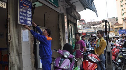 Giá xăng dầu: Người dùng thêm khó, DN chưa hài lòng