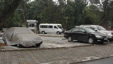 Sân trường thành chỗ trông, rửa xe ôtô