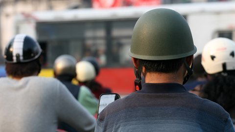 Tràn lan mũ bảo hiểm trên đường phố chờ phạt