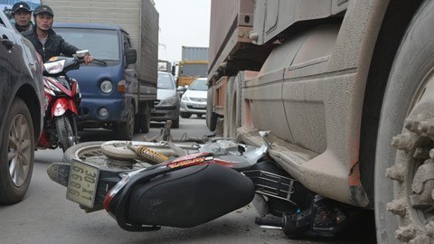 Xe máy chui gầm container, một người tử vong