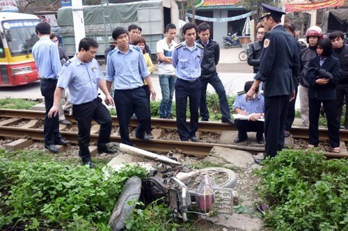 Tàu hỏa cán xe máy, một phụ nữ chết tại chỗ