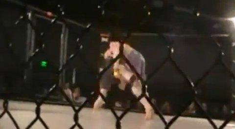 Quật đối thủ gãy chân trên sàn đấu