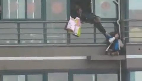 10 clip 'nóng': Cô gái tự tử từ cao ốc