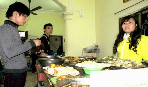 Dịch vụ ăn uống 'hò hét' tăng giá