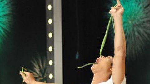 Màn nuốt rắn gây sốc tại VN's Got Talent