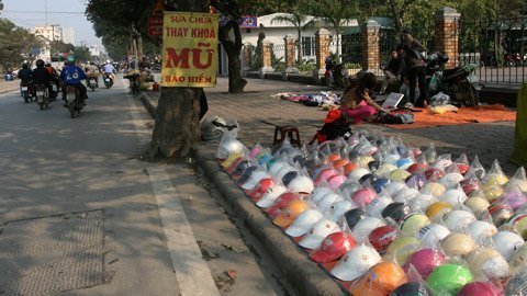 Khốn đốn vì mũ bảo hiểm rởm