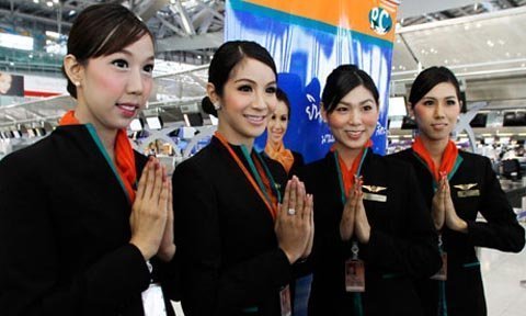 Tiếp viên hàng không chuyển giới, bình đẳng hay mánh làm ăn?