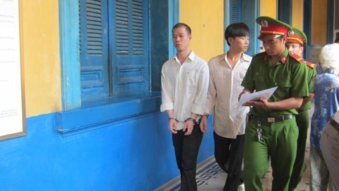 Vợ bị chọc ghẹo, vác dao 'tính sổ'