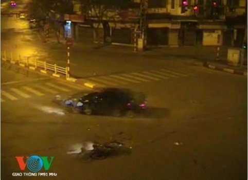 Hà Nội: Đâm xe, xế hộp bỏ chạy giữa đêm