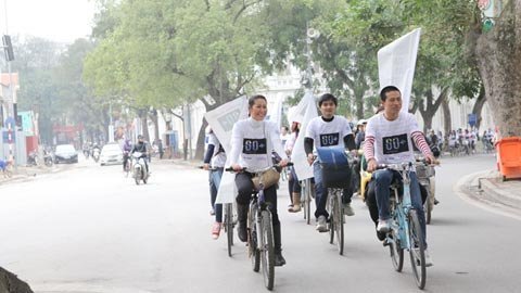 Dương Thuỳ Linh đạp xe cổ động 
