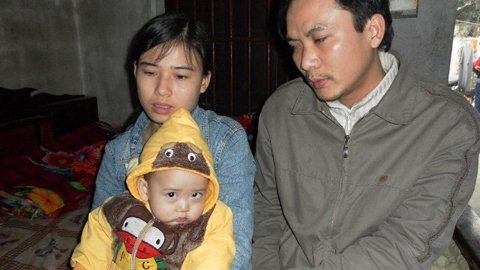 Xót xa vợ chồng mù nuôi con bệnh tật