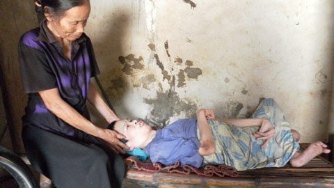 Vợ chồng già 70 nuôi con bại não