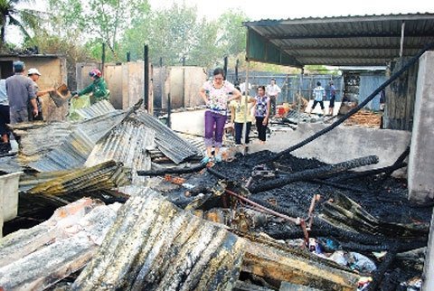 Lửa thiêu rụi 42 phòng trọ của công nhân