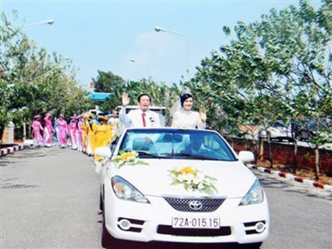 Đại gia ngoại thất thập và cô vợ 20 tuổi