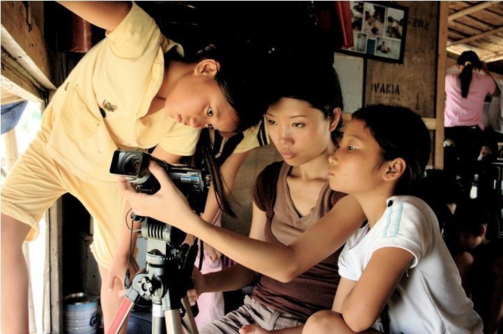 Phải làm gì khi trẻ em bị đám đông 