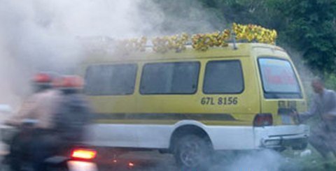 Xe tang bốc cháy và... tự di chuyển