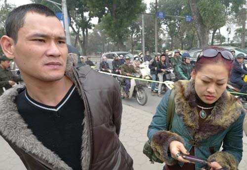 Mang súng điện, ma túy lên Hà Nội thăm người thân