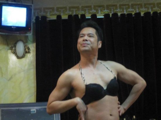 Ngọc Sơn mặc áo lót phụ nữ khoe body đẹp