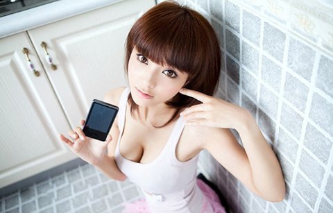 Ngắm người mẫu siêu vòng 1 bên smartphone