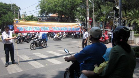 Sinh viên thổi còi chặn xe trong 30 giây