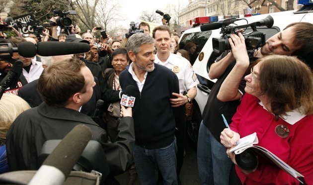 Tài tử George Clooney bị bắt