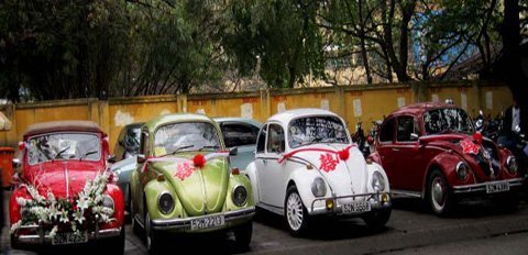 Hà Nội: Sốc với đám rước dâu bằng dàn ô tô cổ