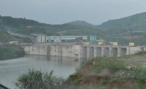 Dân hoang mang vì nứt đập thủy điện