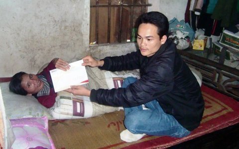 Cậu bé bỏ học nuôi mẹ đã nhận được trên 23 triệu