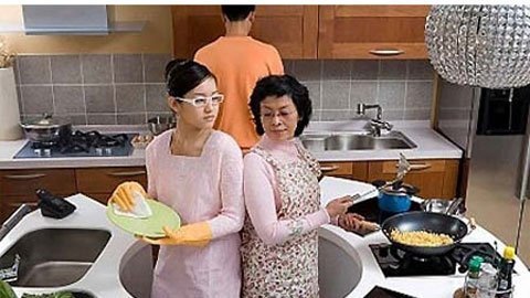 Kinh hoàng mẹ chồng nằng nặc đòi ngủ chung