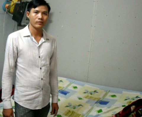 Tố công an xã “tòm tem” với vợ bạn