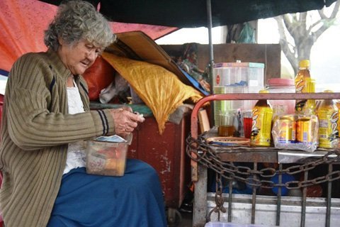 Cay đắng bà cụ 80 tuổi nuôi con cai nghiện