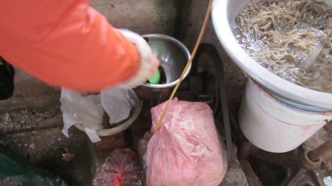 Nhìn cảnh này ai dám ăn cua xay, thịt xay?