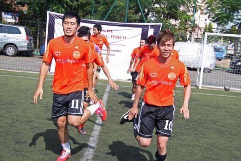 The Men, Hoàng Bách, Anh Khoa... xỏ giày đá bóng