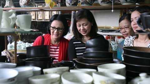 Ba chị em gái Tổng thống Philippines khám phá Bát Tràng