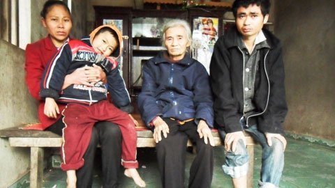 Chân người thợ hồ sẽ hỏng nếu không có tiền