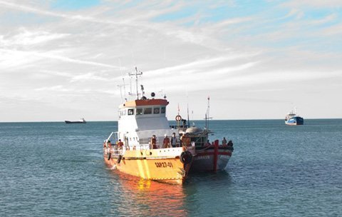 Cứu sống 47 ngư dân lênh đênh trên biển