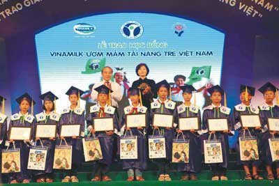 2011-2012: 1000 suất học bổng trị giá 1 tỷ đồng từ Vinamilk
