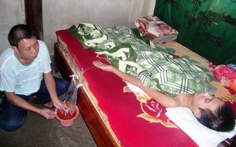 “Ước sao cháu có thể dậy và ngồi được xe lăn”