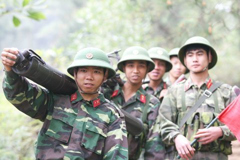 Lính bộ binh luyện tập đánh bộc phá