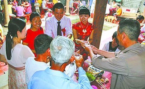 Đi ăn cưới được cả ngàn đô mang về