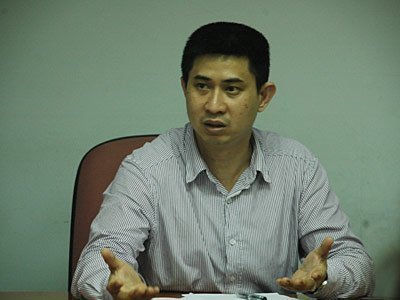 Hàng loạt phụ huynh quây trường đòi trả phí