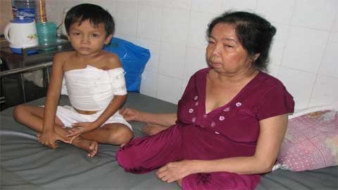 Cháu bỏng nặng bà không một xu dính túi