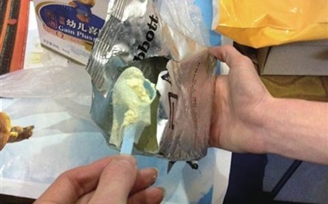 Phát hiện bao cao su trong hộp sữa trẻ em