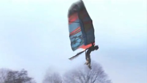 Người tự vỗ cánh bay gây sốt trên YouTube?