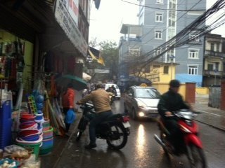 Hà Nội: Mưa dông đột ngột không kịp trở tay