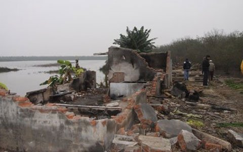 Thẩm định căn nhà bị phá của ông Vươn