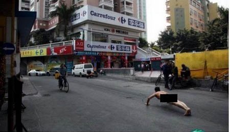 Khỏa thân chống đẩy ở những nơi xảy ra bê bối