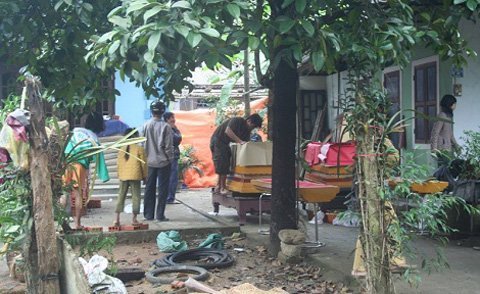 Chồng khóa cửa, tẩm xăng ôm vợ tự thiêu