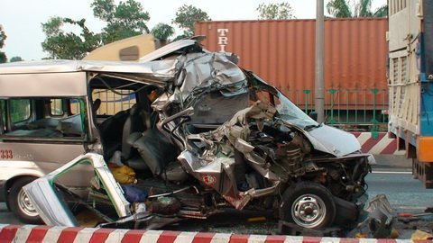 Tai nạn kinh hoàng, 2 người chết, 13 người trọng thương