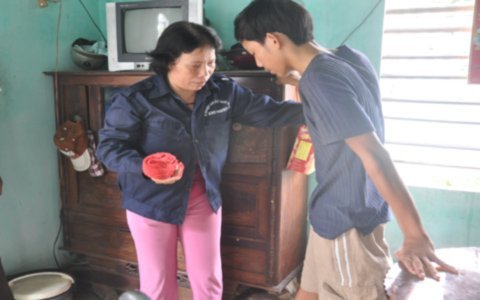 Hai người đàn bà nuôi 4 người đàn ông bại liệt
